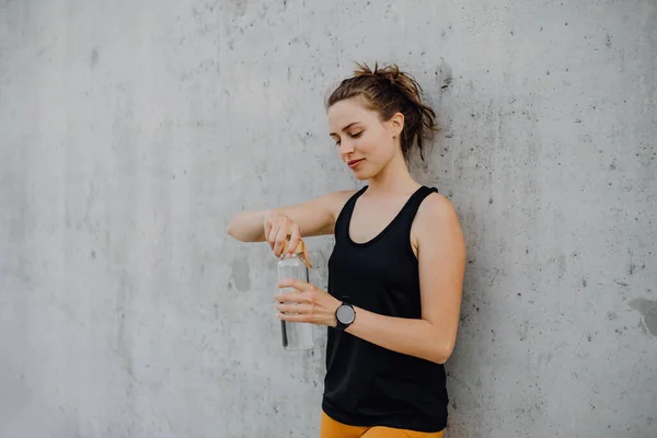 Mujer Joven Bebiendo Agua Durante Trote Una Ciudad Estilo Vida — Foto de Stock