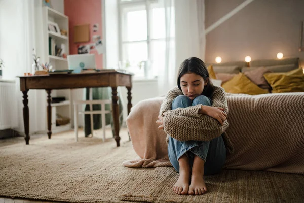 10代の少女は膝の上に頭を床に座って 精神的な健康の概念 — ストック写真