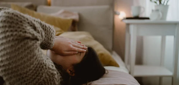 Unglückliches Mädchen Liegt Mit Den Händen Gesicht Einem Bett — Stockfoto