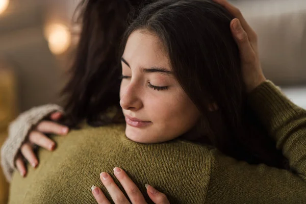 Jovem Adolescente Abraçando Sua Mãe Casa — Fotografia de Stock