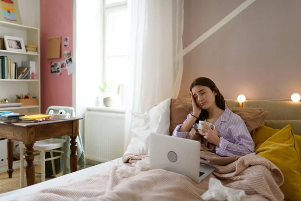 Sick Teenage Girl Laying Bed Laptop — Stock Photo, Image
