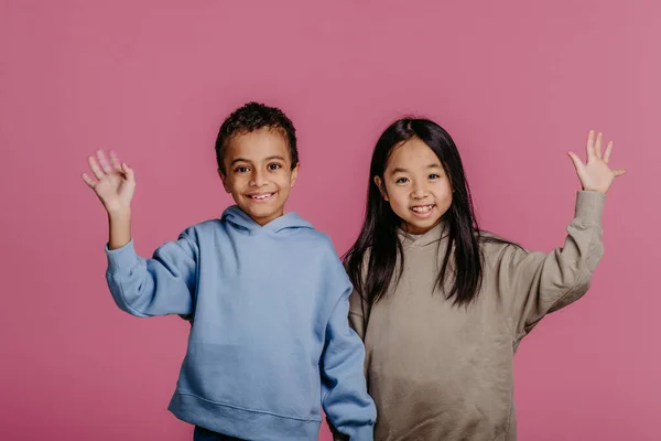 Portret Van Twee Kinderen Studioshoot Het Begrip Diversiteit Een Vriendschap — Stockfoto