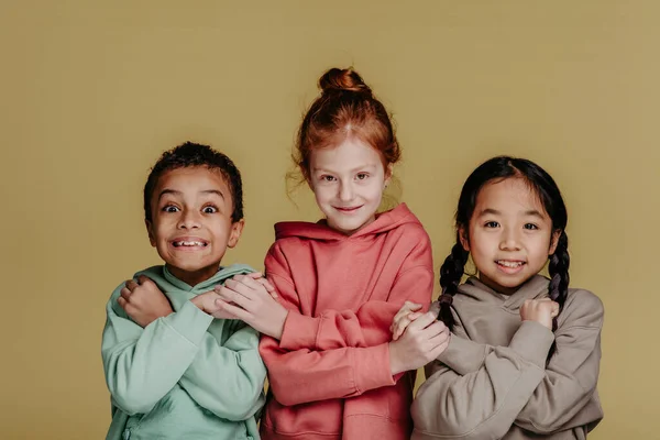 Retrato Três Crianças Sessão Estúdio Conceito Diversidade Uma Amizade — Fotografia de Stock