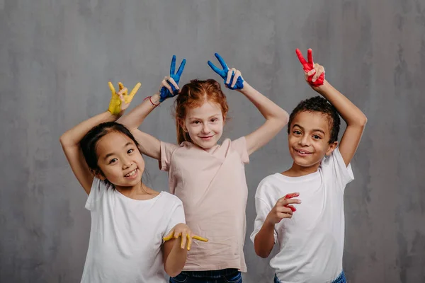Porträt Glücklicher Kinder Mit Bemalten Händen Atelier Shooting — Stockfoto
