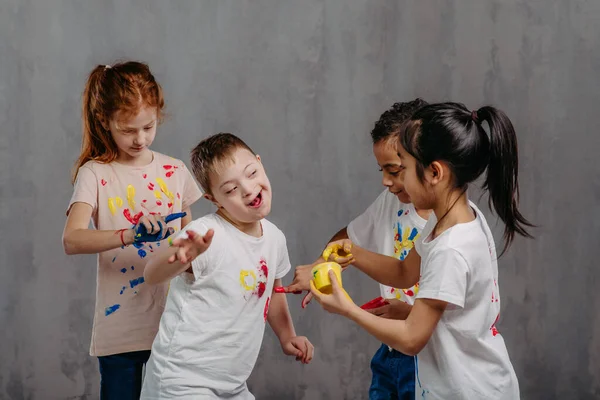 Glückliche Kinder Mit Fingerfarben Beim Bemalen Von Shirts — Stockfoto