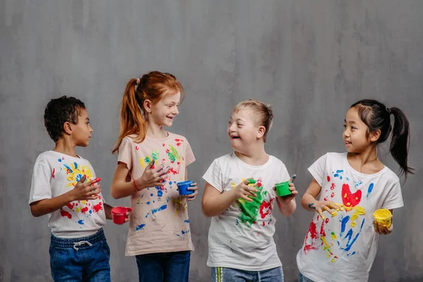 Πορτρέτο Των Χαρούμενων Παιδιών Χρώματα Των Δακτύλων Και Βαμμένα Shirts — Φωτογραφία Αρχείου