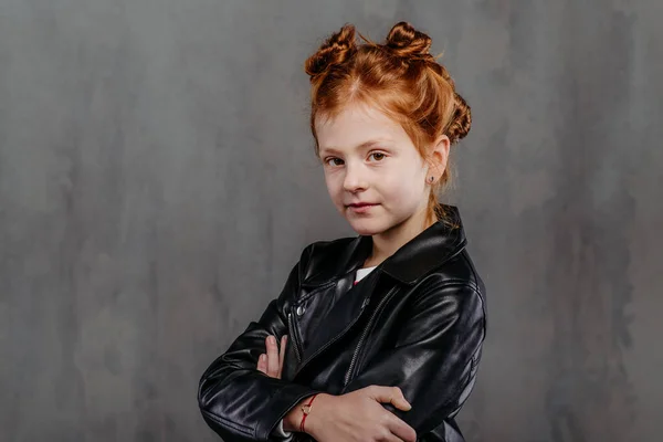 Портрет Маленької Рудої Дівчинки Шкіряною Курткою — стокове фото