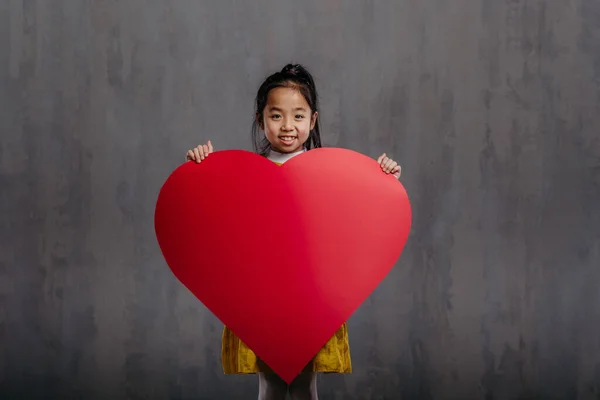 Маленька Дівчинка Тримає Паперове Серце Студійна Фотографія — стокове фото