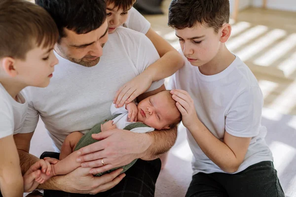 Yeni Doğmuş Bebeğini Kucağında Tutan Bir Baba Dört Oğlunun Portresi — Stok fotoğraf