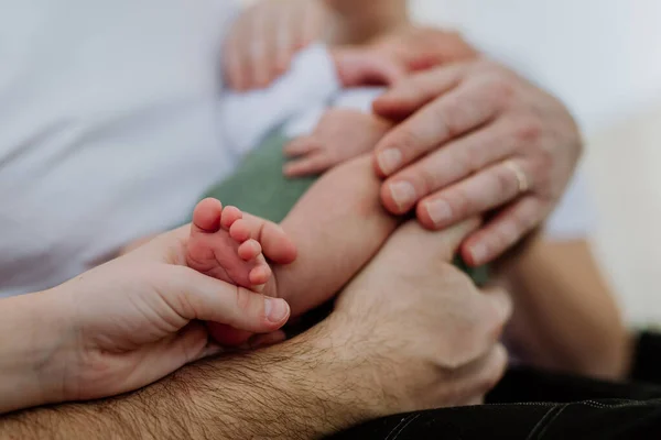 Primer Plano Familia Sosteniendo Acariciando Bebé — Foto de Stock