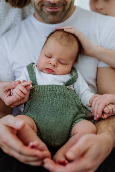 Detailní Záběr Otce Držícího Své Malé Novorozeně — Stock fotografie