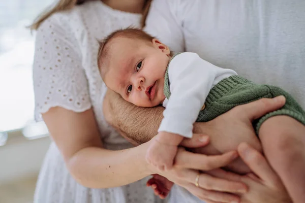 Großaufnahme Von Eltern Die Mit Ihrem Neugeborenen Sohn Kuscheln — Stockfoto