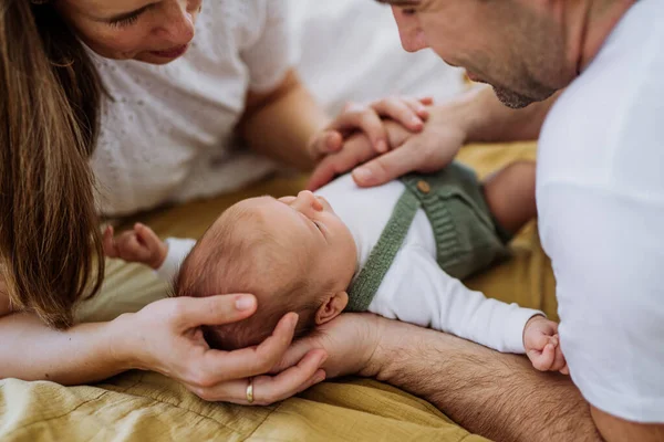 Padres Felices Abrazándose Con Hijo Recién Nacido — Foto de Stock