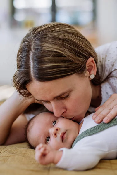 Yeni Doğmuş Bebeğini Öpen Kadının Portresi — Stok fotoğraf
