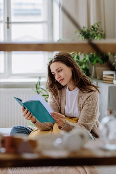 Junge Frau Genießt Freizeit Ihrer Wohnung Und Liest Ein Buch — Stockfoto