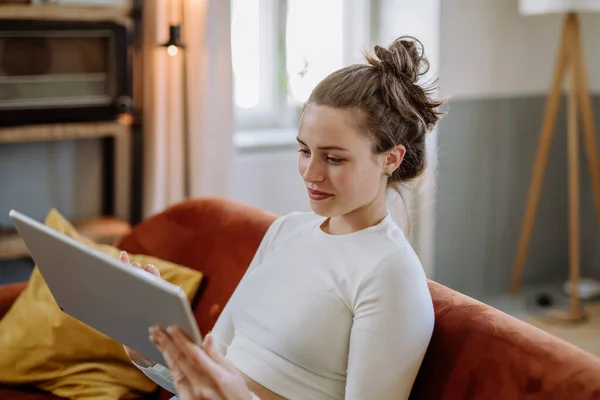 Junge Frau Mit Digitalem Tablet Ruht Der Wohnung — Stockfoto