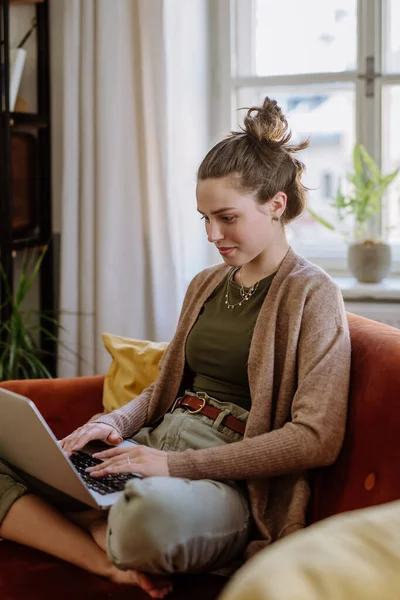 Jonge Vrouw Met Digitale Tablet Rust Het Appartement — Stockfoto