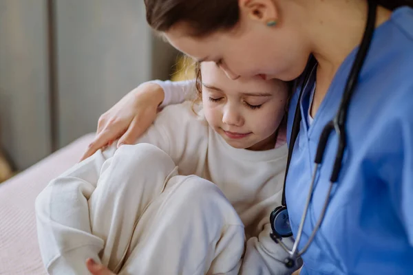 Jeune Médecin Consolant Petite Fille Dans Une Chambre Hôpital — Photo