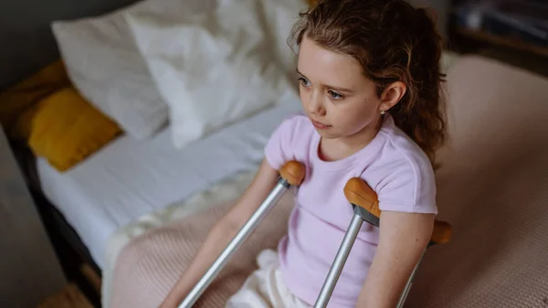 Malá Nešťastná Dívka Zlomenou Nohou Sedí Posteli Svém Pokoji — Stock fotografie