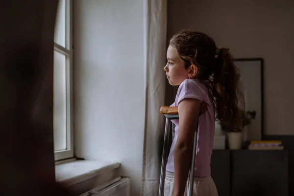 Kleines Mädchen Mit Gebrochenem Bein Blickt Durchs Fenster — Stockfoto