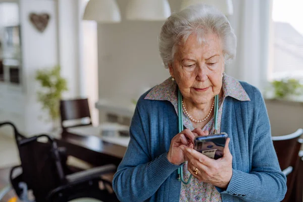 手持智能手机的老年女性的肖像 — 图库照片