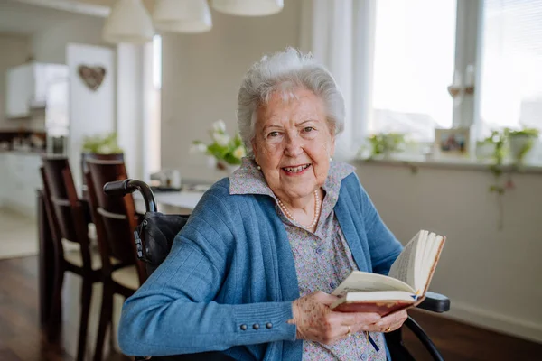 Porträtt Äldre Kvinna Rullstolsläsningsbok — Stockfoto