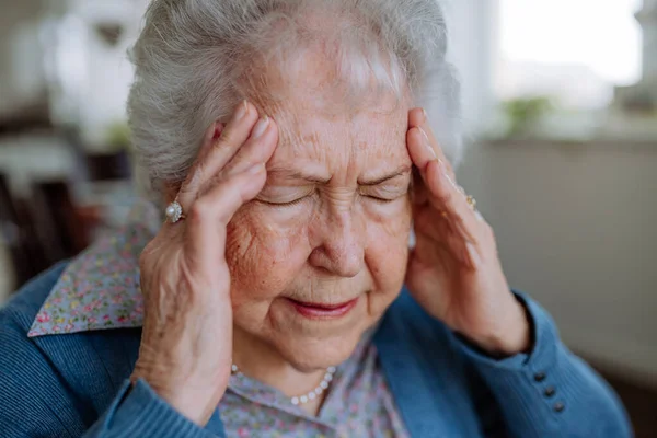 Ritratto Anziana Donna Anziana Con Mal Testa — Foto Stock