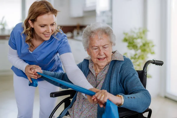 Enfermeira Exercitando Com Mulher Idosa Sua Casa Conceito Saúde Reabilitação — Fotografia de Stock
