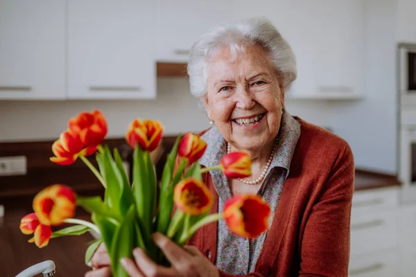 Портрет Пожилой Женщины Букетом Цветов — стоковое фото