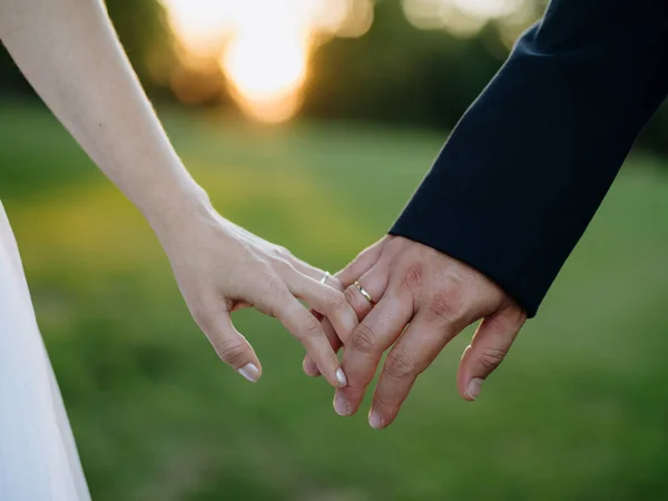 Nahaufnahme Von Braut Und Bräutigam Beim Händchenhalten Freien — Stockfoto