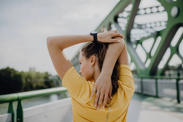 Ung Kvinna Gör Stretching Stad Förbereda Sig För Kör Hälsosam — Stockfoto