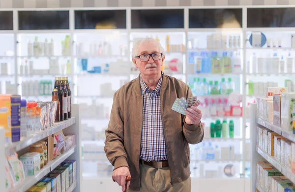 Retrato Del Hombre Mayor Sosteniendo Medicina Parado Farmacia —  Fotos de Stock