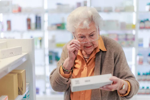 Mujer Mayor Leyendo Texto Caja Medicamentos Pie Farmacia —  Fotos de Stock
