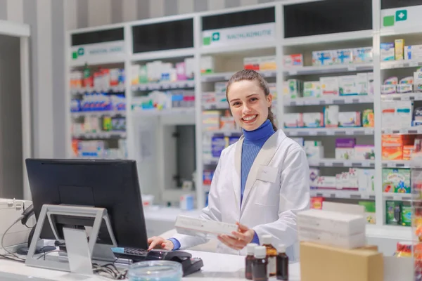 Portret Van Een Jonge Apotheker Die Medicijnen Verkoopt — Stockfoto