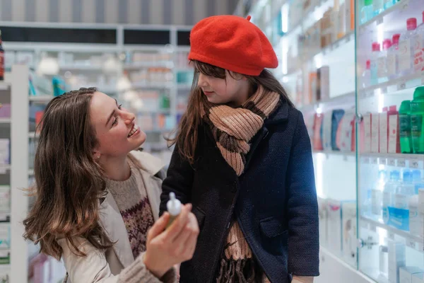 Jovem Com Sua Filha Escolhendo Medicamento Uma Farmácia — Fotografia de Stock