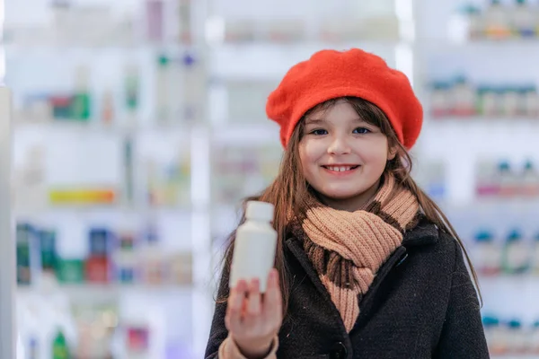 Egy Kislány Portréja Aki Gyógyszert Tart Gyógyszertárban — Stock Fotó