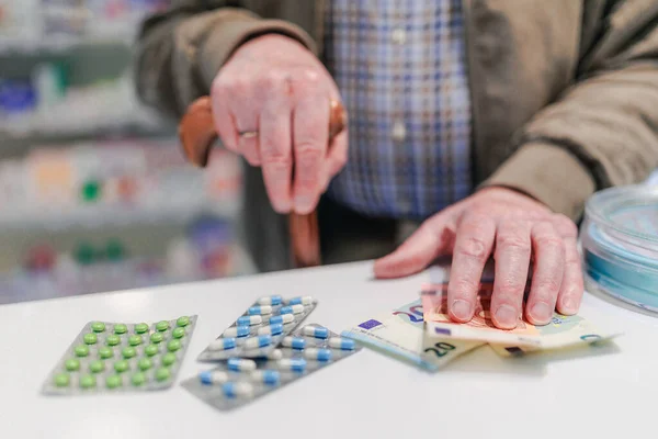 Großaufnahme Von Seniorin Mit Tabletten Apotheke — Stockfoto
