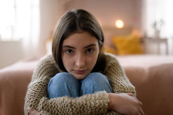 Nastolatka Siedząca Podłodze Głową Kolanach Koncept Zdrowia Psychicznego — Zdjęcie stockowe