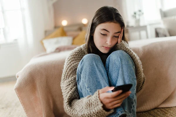 Nastolatka Siedzi Podłodze Przewijanie Smartfona — Zdjęcie stockowe
