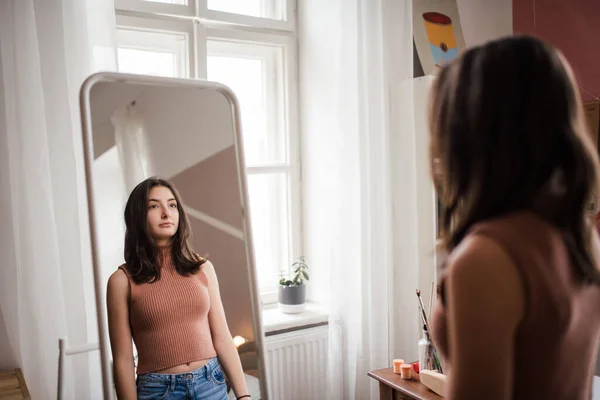 Giovane Ragazza Adolescente Guardando Nello Specchio Nella Stanza — Foto Stock