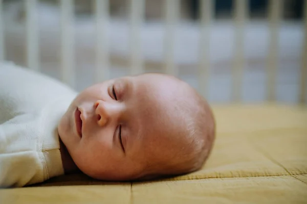 Zijaanzicht Van Slapende Pasgeboren Baby Klein Bed — Stockfoto