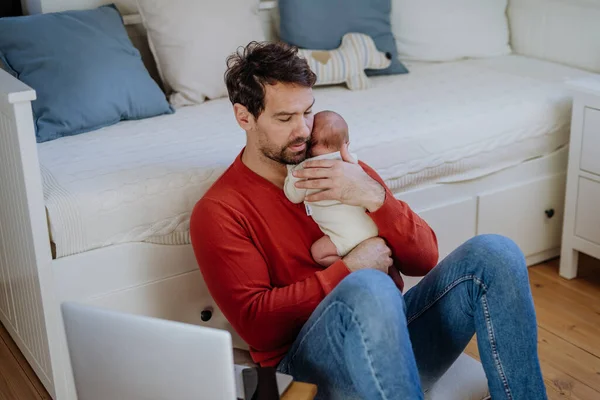 Pai Segurando Seu Bebê Recém Nascido Chorando Durante Trabalho Laptop — Fotografia de Stock