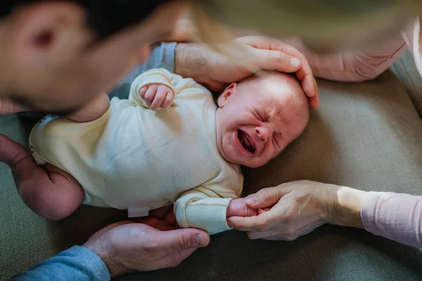 Närbild Föräldrar Kramar Sin Nyfödda Gråtande Son — Stockfoto