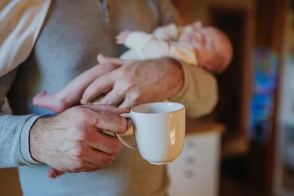 彼女の新生児を保持している父親とコーヒーのカップの近くに — ストック写真