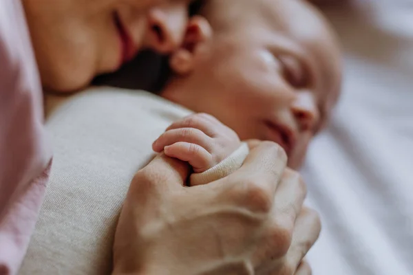 Mother Cuddling Her Newborn Baby Bad —  Fotos de Stock