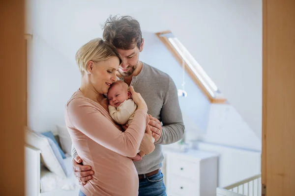 生まれたばかりの息子を家に抱える親 — ストック写真