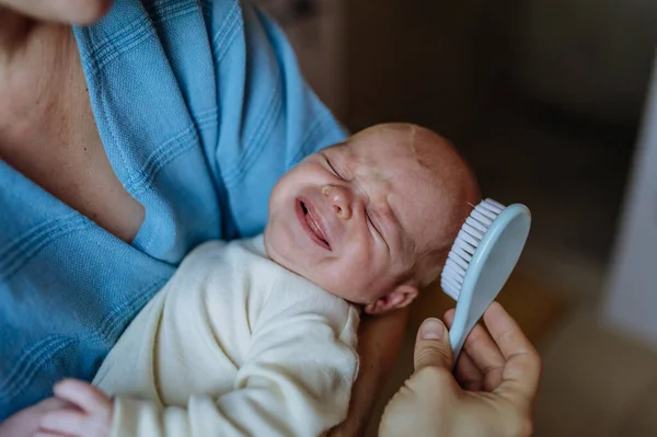 Primer Plano Madre Peinando Pequeño Bebé Recién Nacido Con Cepillo —  Fotos de Stock