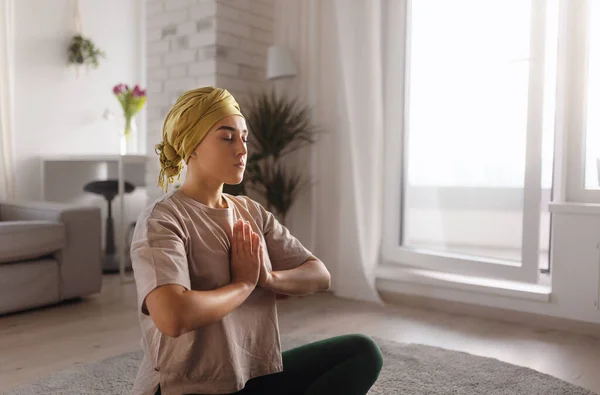 Young Woman Cancer Taking Yoga Meditating Apartment — 스톡 사진