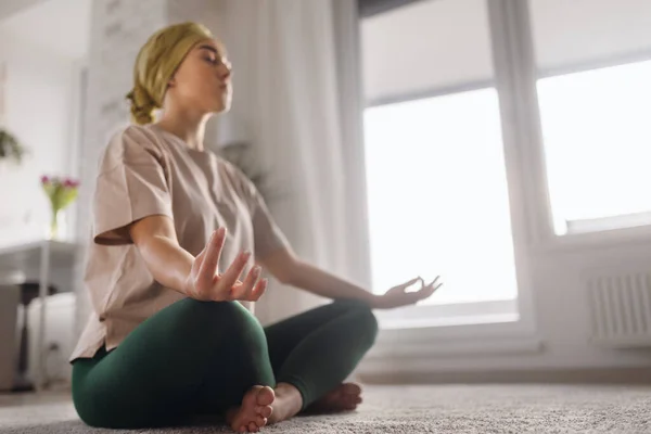 Young Woman Cancer Taking Yoga Meditating Apartment — 스톡 사진