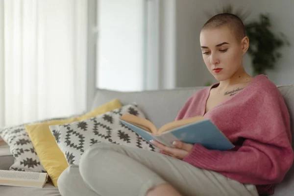 Young Woman Cancer Reading Book Cancer Awareness Concept — стоковое фото